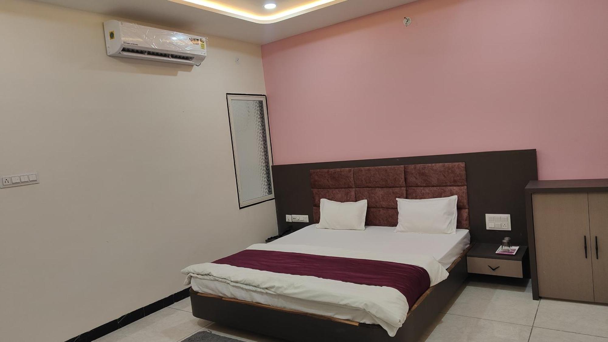 Maheshwar Yashomati Hotel מראה חיצוני תמונה