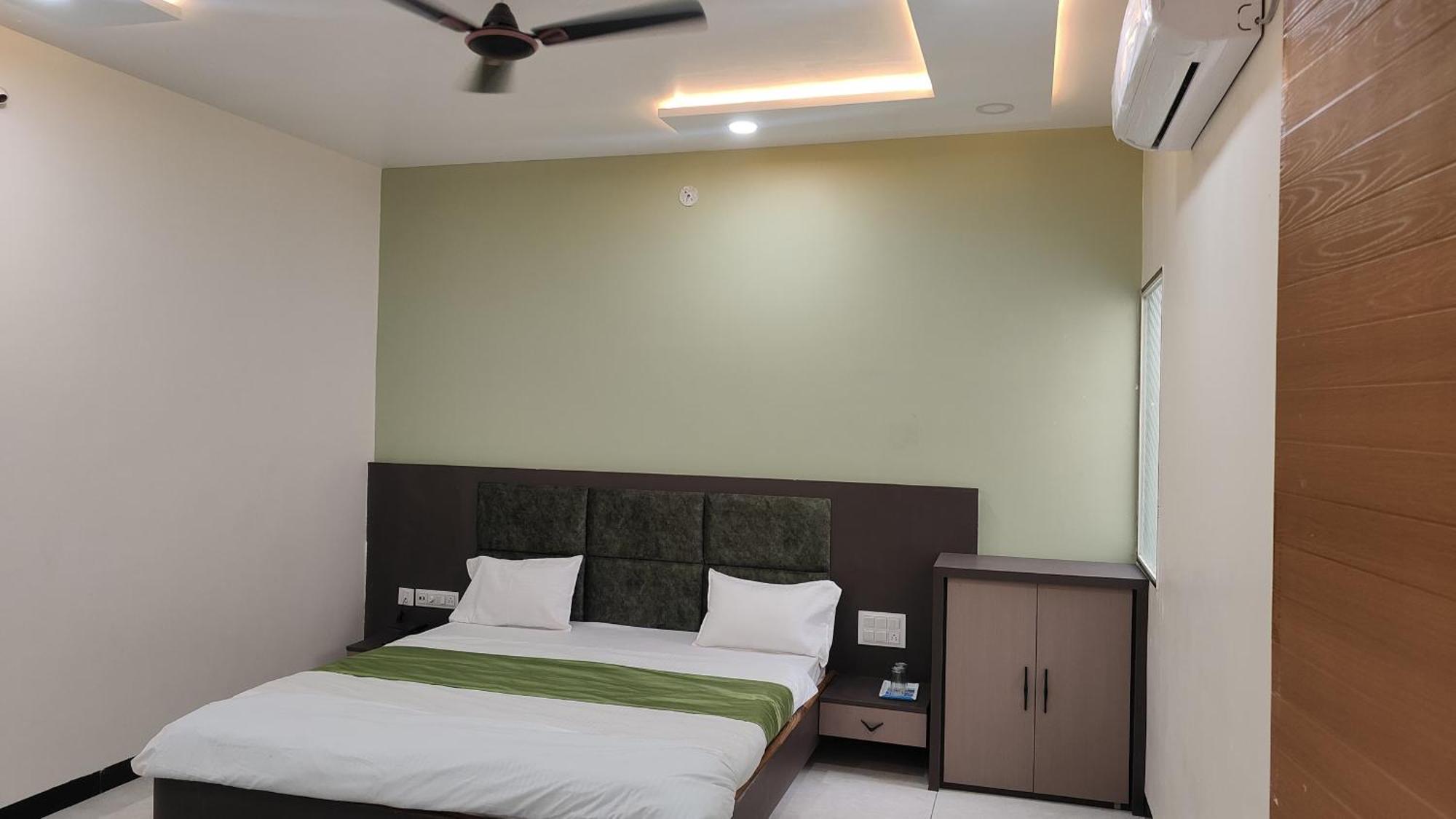 Maheshwar Yashomati Hotel מראה חיצוני תמונה
