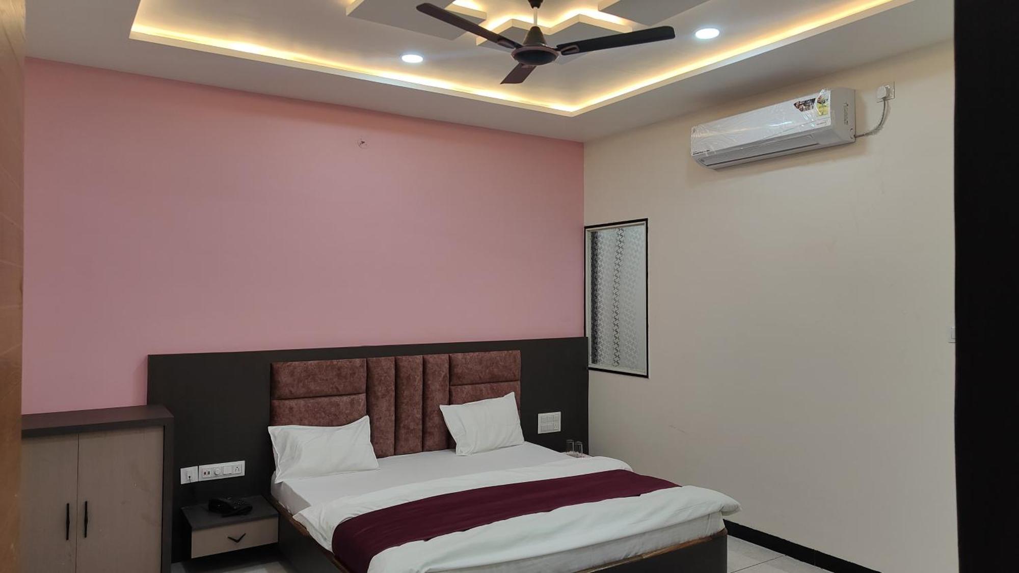 Maheshwar Yashomati Hotel מראה חיצוני תמונה
